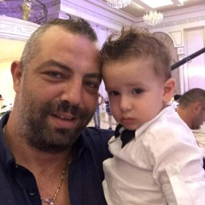 ابني مروان جوزيف زيتون يحمل حفيدي جو