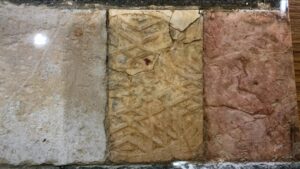  حجر مزاوي بلون وردي من احجار الصرح البطريركي القديم ولاتزال موجودة في جدران فناء المريمية