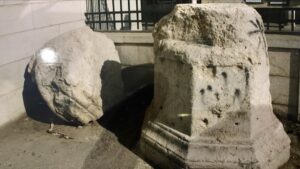 تاج عمود روماني اثري مقلوب كان في ارضية الصرح البطريركي واخرج ووضع بجانب باب المريمية الخارجي الغربي ثم نقل الى نقطة التقاطع مع الشارع المستقيم