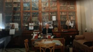 صورتي في المكتبة البطريركية الاساس بصفتي امينها وامين الوثائق البطريركية بدمشق
