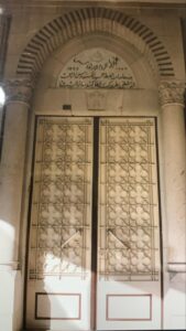 باب الصرح البطريركي الرئيس وفي ساكفه توثيق للبناء بعهد البطريرك الكسندروس الثالث