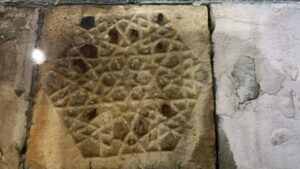 من احجار الصرح البطريركي القديم وفناء الكاتدرائية المريمية منقوش وهكذا كان حال كل الاحجار قبل كارثة 1860 المدمرة