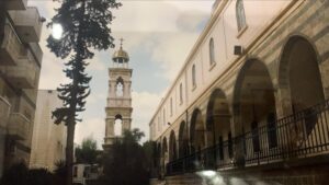 جرسية المريمية الفخمة والتي اعيد بناؤها عام 1892 والى اليمين رواق المريمية بقناطره