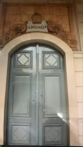 باب المريمية الجنوبي المطل على صحن البطريركية في ساكفه نقش دمشقي في الحجر المزاوي الضارب للوردي مع تاج للبطريرك وتحته " ادخل الى مسكنك "