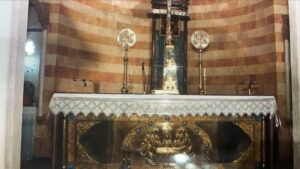 المائدة المقدسة في الباب الملوكي الرئيس