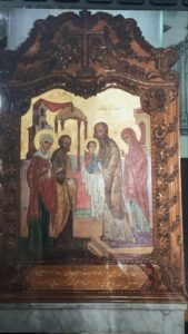 ايقونة التقدمة الى الهيكل على العمود الاوسط اليمين والاطار خشبي فخم من حفر والدي المعلم الفنان جورج زيتون شيخ كار مهنة حفر ونقش الخشب في دمشق