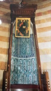 حنية الهيكل ونقش مهر البنات على القيشاني داخل عرش الكاتدرا