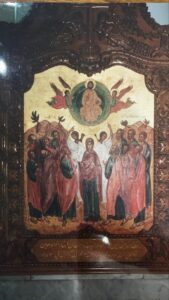 ايقونة على العمود الايسر تمثل استعداد العذراء للرقاد والاطار خشبي فخم من حفر المعلم الفنان جورج زيتون والدي رحمه الله