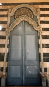 الباب الغربي مغلق وفي ساكفه توثيق تجديد الكنيسة