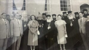 في فناء الدار البطريركية عام 1950 قبل تجديد الدار مع وفد روسي اكليريكي وعلماني زائر للبطريركية بدمشق