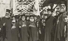 البطريرك الكسندروس رقم 3 مع البطريرك الاسكندري رقم 1 والبطريرك الاورشليمي رقم2 على باب كنيسة القيامة في القدس 1942