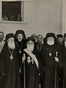 احتفالات اليوبيل البطريرك بالوسام السوري ويمينه المطران ثيودوسيوس وخلف المطران انطونيوس بشير ويساره مطران حماه اغناطيوس حريكة في صحن الدار البطريركية