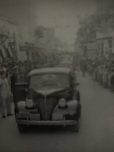 سيارة غبطته بجانب البطريركية باتجاه كنيسة الصليب القاعدة الثانية لحفلات اليوبيل وترى الجماهير على جانبي الطريق الى القصاع...