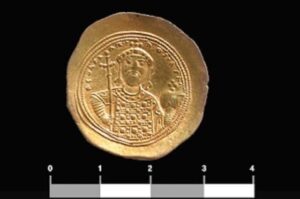 نقش الملك الرومي وبيده الصليب على قطعة نقد رومية من المكتشفات في زقاق المحكمة بجذره الرومي المسيحي الدمشقي