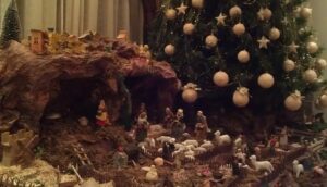 شجرة ومغارة عيد الميلاد البيتية