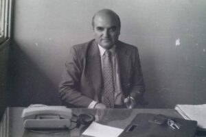 الدكتور رافق في مكتبه بجامعة دمشق