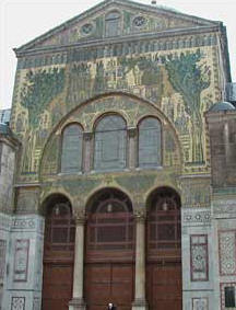 واجهة كاتدرائية دمشق على صحنها هي ذاتها واجهة الجامع الاموي بعد تحويل الكاتدرائية  وعليها الفسيفساء الرومية