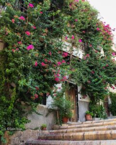 بيت دمشقي متواضع ولكنه يتعانق مع الورد في محلة سفل التلة