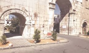 باب شرقي من ابواب دمشق السبعة الرومانية منه دخل خالد في اقتحام دمشق 