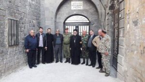 الوفد العسكري الروسي امام مدخل مقبرة مار اليان في حمص