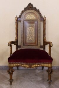 كرسي البطريرك في الصالون البطريركي الثاني انتاج واهداء عبده النحات عام 1914 الى البطريرك غريغوريوس حداد