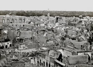 حي المسيحيين في دمشق القديمة وهو يمتد من البزورية غربا الى باب شرقي شرقا وباب السلام وباب توما شمالا كله تدمر في 1860