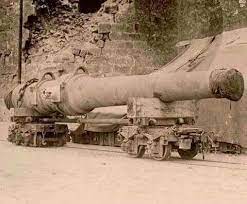 (سبطانة المدفع الضخم الذي استخدمه السلطان محمد في دك القسطنطينية واسوارها وهو موجود في متحف لندن)