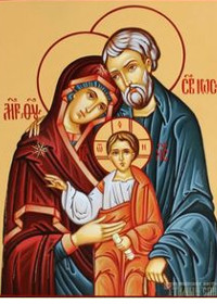سوع بين يوسف الذي يبدو شاباً مقارباً في العمر لمريم ومريم والطفل بينهما وكأنه ولدهما