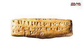 أولى محاولات الكتابة في الحضارة القديمة، بدأت بالكتابة المسمارية، والتي كانت تُكتب على شكل وتد على ألواح الطين، وكان يمكن استخدامها لتعليم أو تدريب الكتبة الصغار.