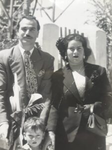 والدي جورج ووالدتي روزيت وانا بكرهما في عيد الشعانين في كنيسة الصليب عام 1955