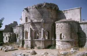 دير القديس سمعان العمودي، أواخر القرن 5م وأوائل القرن 6م، الجزء الخارجي من حرم الكنيسة الشرقية (الحنية من الخارج)