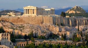 اثينا عاصمة اليونان قديما والان كانت اعظم مدينة في عهد الاغريق