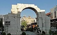 قوس النصر التترابيل في الشارع المستقيم