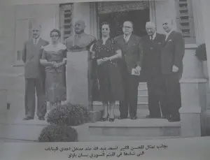 بجانب تمثال "أسعد حداد" في "سان باولو" امام الكاتدرائية التي بناها اسعد حداد