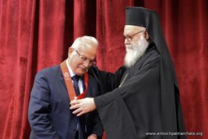 البطريرك يوحنا العاشر يقلده وسام الكرسي الانطاكي