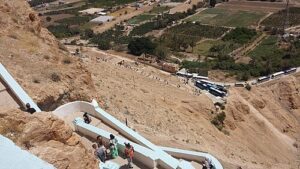 الدرج المؤدي إلى دير القرنطل أعلى الجبل