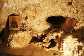 الصخرة التي اتكأ عليها الرب يسوع في الكهف خلال صومه الاربعيني ومقاومته تجارب ابليس