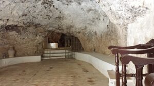 صورة داخل الدير تبين أساسه كان من كهف حجري