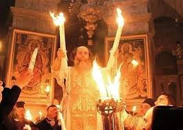 النور الالهي بيد بطريرك القدس بعد فيضه في القبر المقدس