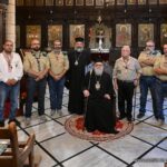 البطريرك يوحنا العاشر متوسطا القادة في مخيم التجمع الكشفي الأرثوذكسي الدمشقي الثاني في كنيسةدير القديس جاورجيوس الحميراء ايلول ٢٠٢٦