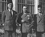 حسني الزعيم في الوسط