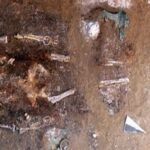 طبقات الارض فوق الدفين عند القدماء في القبور والمدافن