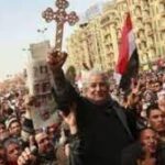 هل المسيحيون “كفرة”؟هذه صورة في ميدان التحرير بمصر الجميع والرموز الدينية تحت العلم الوطني