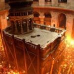 النور المقدس يملأ كنيسة القيامة ويشعل كل القناديل والشموع بيد الناس بسرعة البرق ولمدة نصف ساعة ناره لاتحرق...