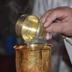 لماذا يسكب الكاهن الماء الساخن على القرابين المقدسة؟